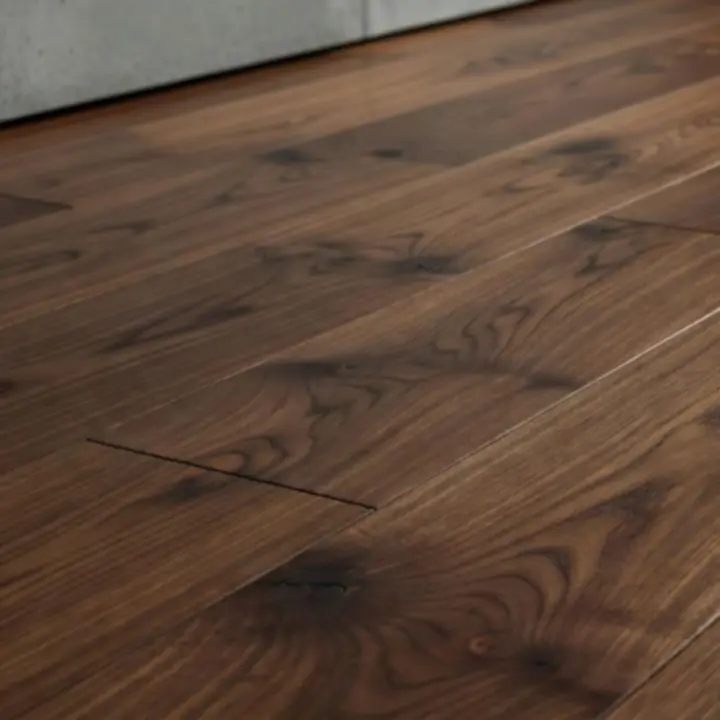 Detail instalacji podłogi drewnianej