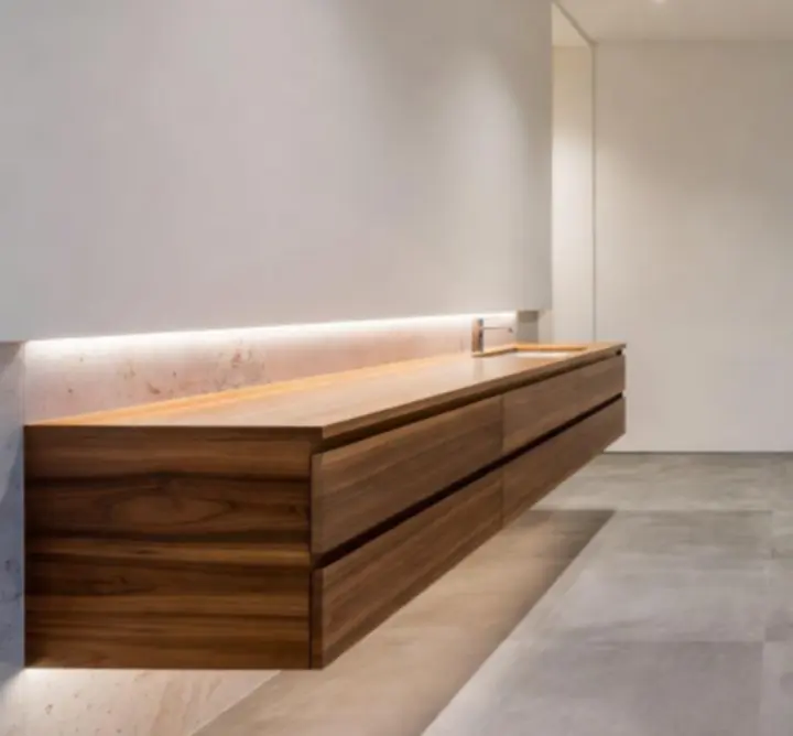 Luksusowa łazienka w stylu spa z naturalnym kamieniem i drewnianymi akcentami