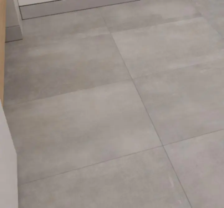 Elegancka podłoga z płytek i kamienia naturalnego w łazience